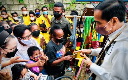 Sebelum Istirahat di Hotel, Jokowi Beli Noken Dulu dari Mama-mama di Pinggir Jalan