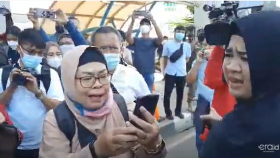 Ibu-ibu <I>Ngaku</I> Pengacara di PN Jaktim Dilarang Masuk: Saya Punya Hak!