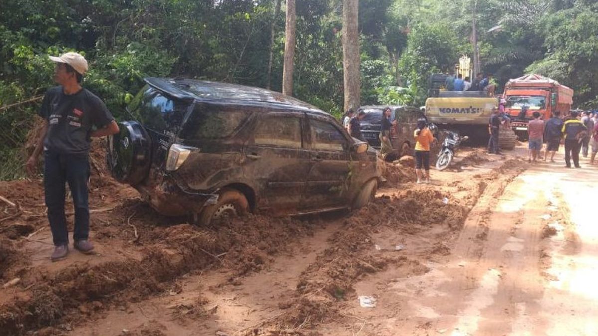 Land Land Land Land Victims Land Landslides In North Tapanuli Couple And 1 Year Old Children, Trapped In Cars