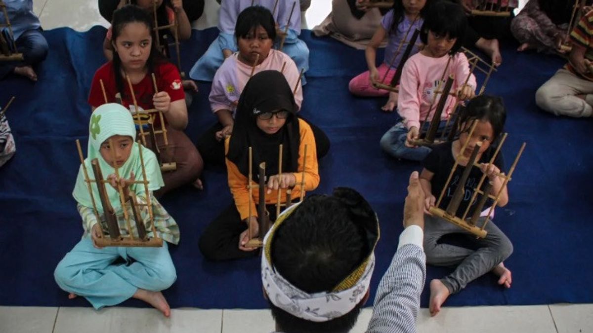 Bukan Sekadar Hiburan, Mendengarkan Musik Sejak Dini Pengaruhi Perkembangan Otak Anak