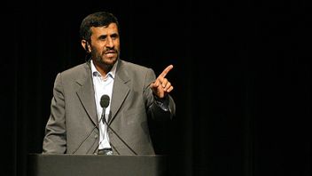 マフムード・アフマディネジャド、講師として少額の給料で暮らすイランの指導者