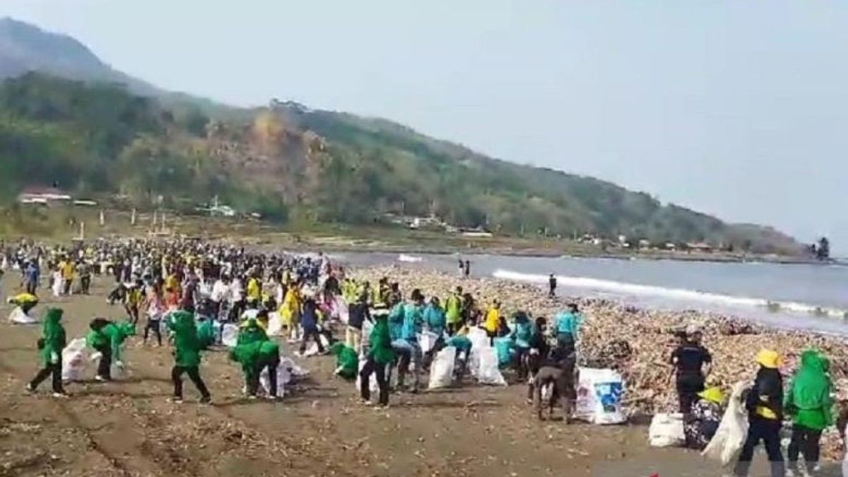 Warga Dan Alat Berat Dikerahkan Bersihkan Pantai Cibutun Sukabumi Yang ...