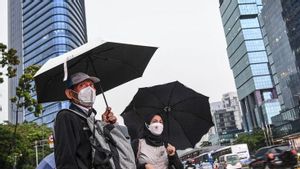 Prêt à un parapluie! La pluie Basahi, la capitale Jakarta, depuis mardi matin