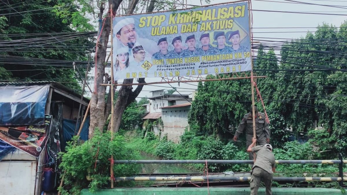 Picture Of Rizieq Shihab And Bahar Smith On A Billboard That Reads "Investigate The KM50 Massacre", Satpol PP Moves Quickly