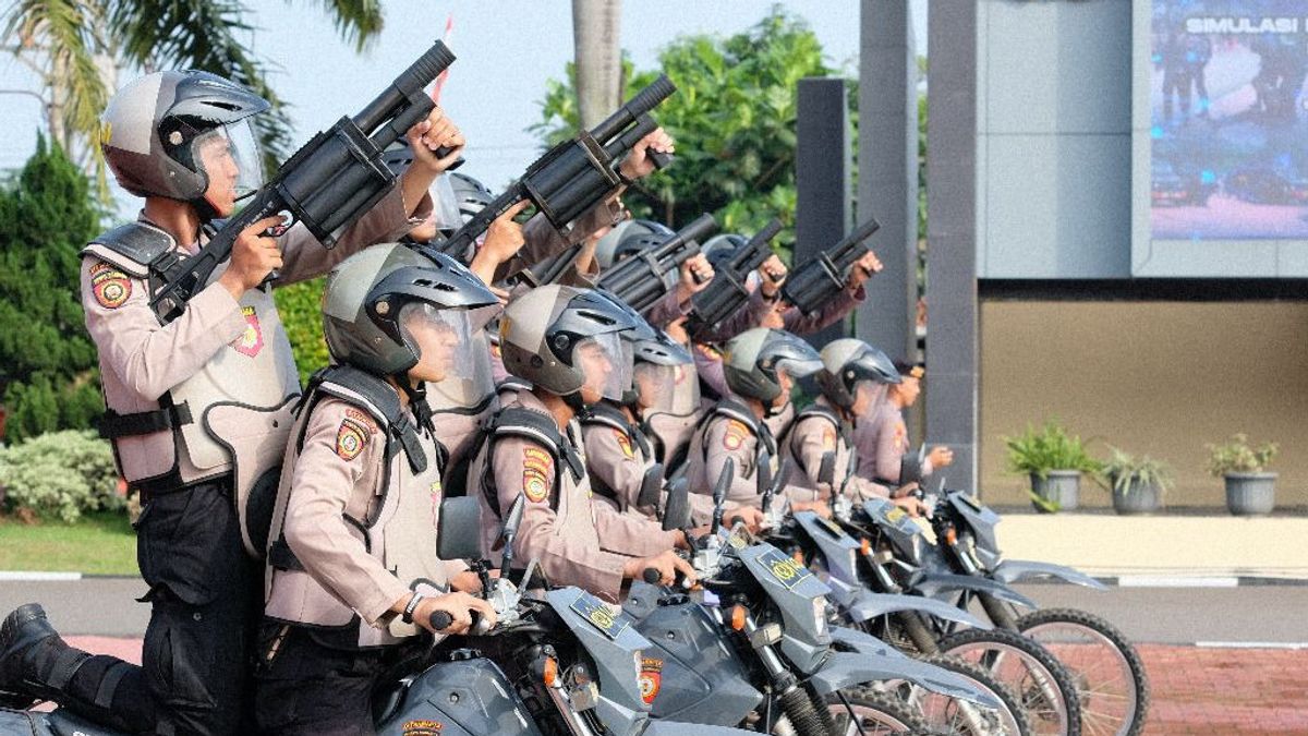 2024年の選挙に向けてウォーミングアップ、バンテン地方警察がデモ参加者と対峙する訓練を実施