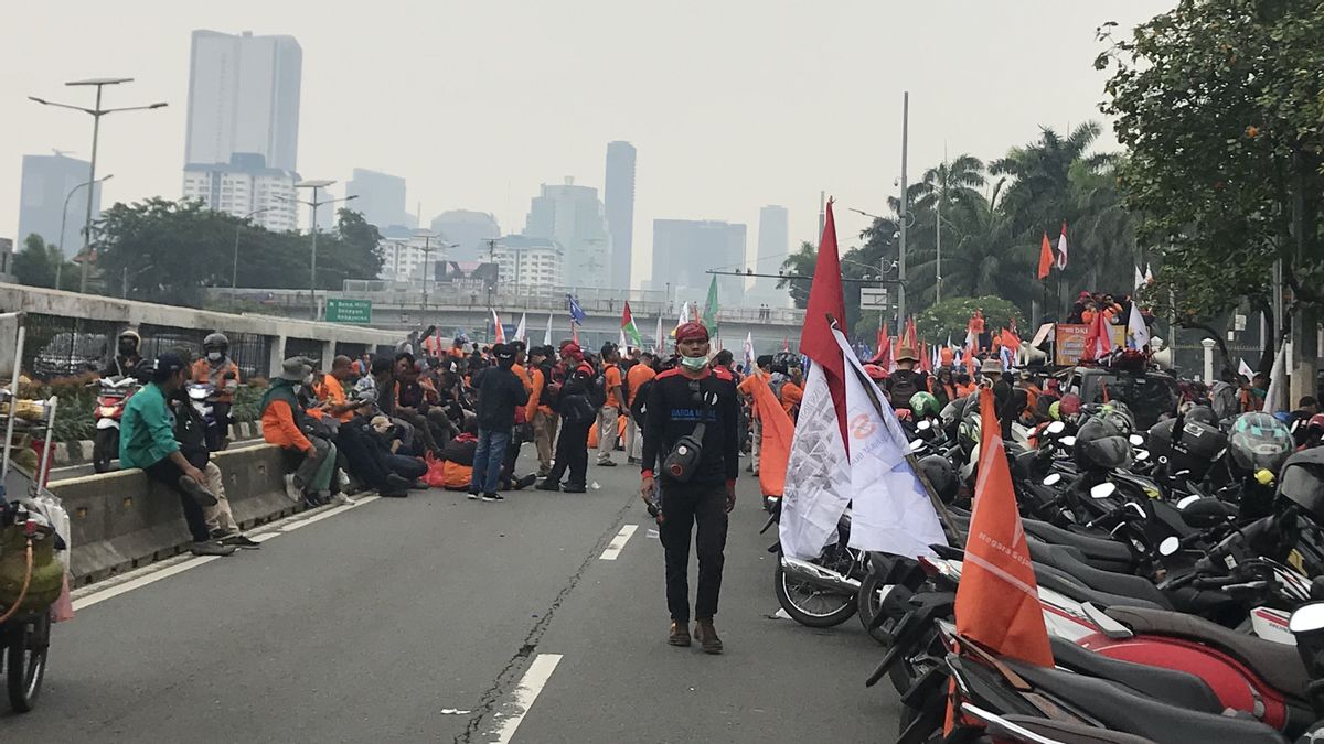 Penampakan Massa May Day Fiesta yang Padati Jalan Gatot Subroto Mengarah ke Depan Gedung DPR