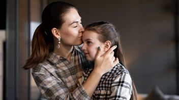 자주 과소평가되는 것, 과학이 밝힌 아이들에 대한 포옹의 5 가지 이점을 알아보십시오.