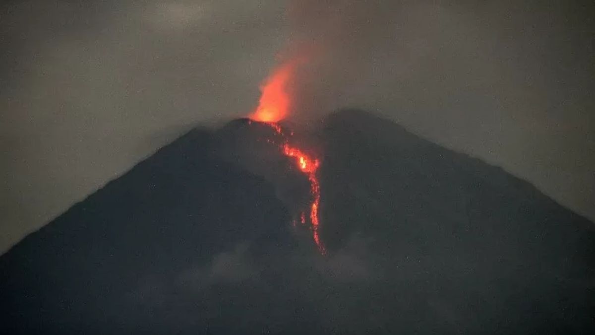 スメル山再噴火、ムンタカンアブ火山最大300メートル