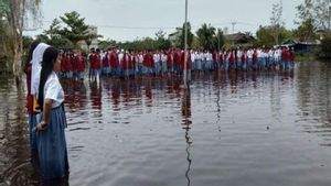 SMAN 1 Pujon Kapuas Kalteng Jalani Upacara Hardiknas di Lapangan Terendam Banjir