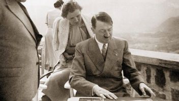 阿道夫·希特勒和伊娃·布劳恩的婚姻导致自杀一起在历史上今天，1945年4月29日