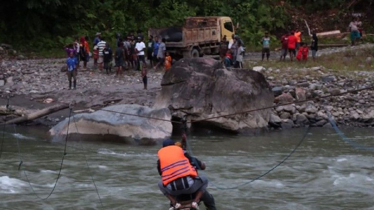 Pohon Pengikat Jembatan Gantung Tumbang Penyebab Insiden Hilangnya 4 Anggota TNI-Polri di Sungai Diguel