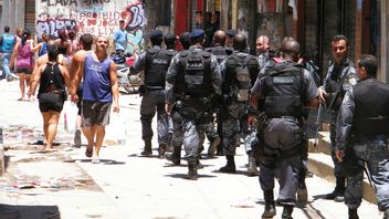 麻薬ギャング銃撃戦対ブラジル警察、25人が死亡
