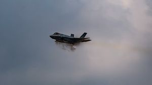 Pesawat Latih Bonanza TNI AL Jatuh Saat Latihan di Selat Madura-Gresik