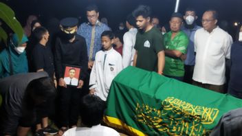 Tonight, Citilink Pilot Capt Boy Awalia Is Buried At TPU Pondok Kelapa, East Jakarta