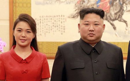 Setahun 'Menghilang' Istri Kim Jong Un Muncul dengan Senyuman