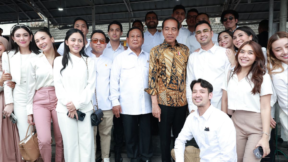 阿克米尔·马格朗(Akmil Magelang)的佐科威-普拉博沃(Jokowi-Prabowo)在宫殿的一排影响者艺术家:也许是被邀请的
