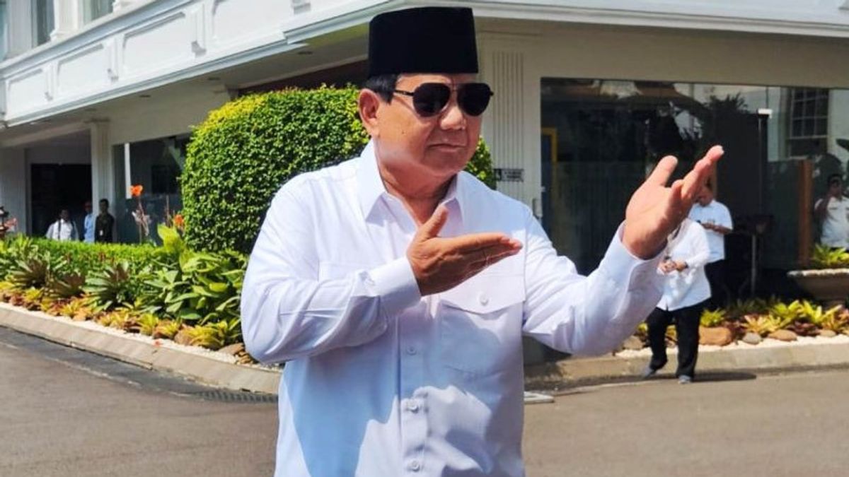 <i>Ciatttt</i>...Prabowo Subianto Buka Jurus Silat, Lari-lari Kecil Menuju Pintu Masuk Istana Kepresidenan