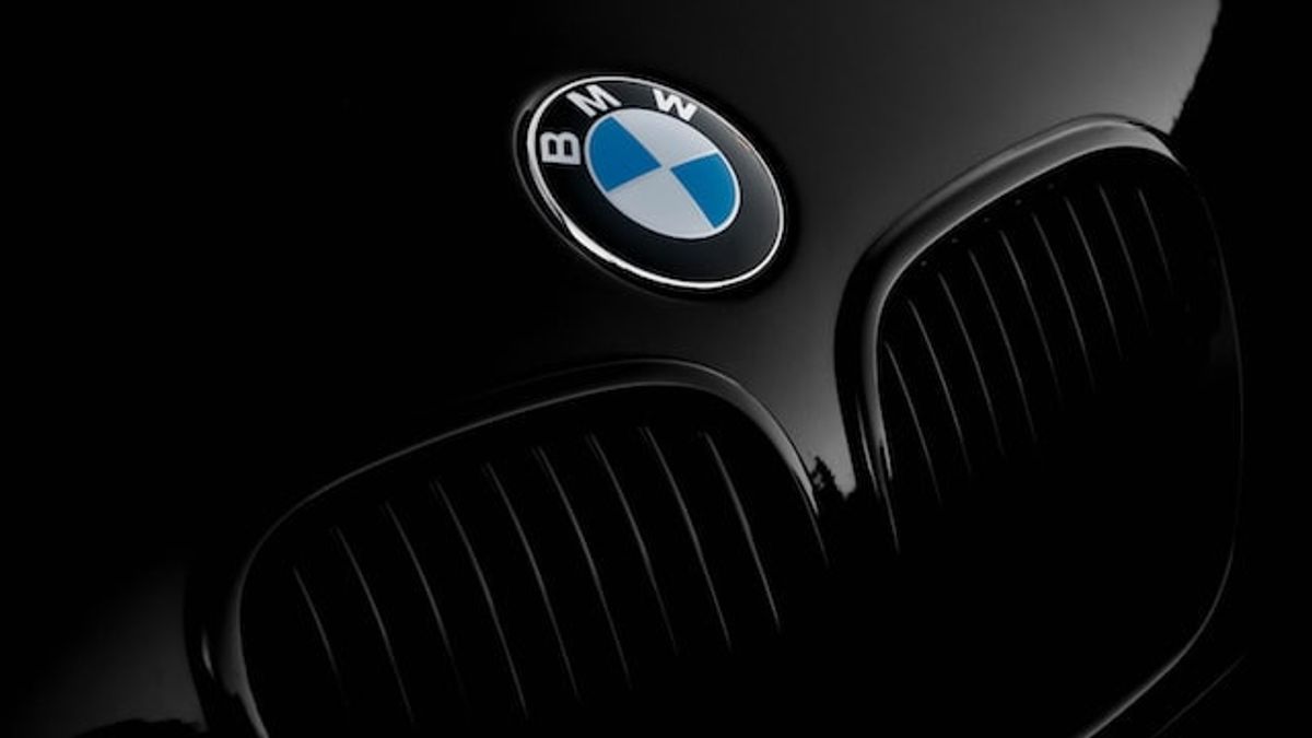 Kontras dengan Mercedes, BMW Masih Setia Buat Mobil Listrik dengan Harga Pasar Lebih Rendah