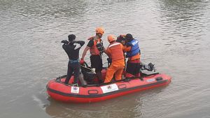 Pengendara Motor Korban Kecelakaan yang Hilang Tenggelam di Aliran Sungai Kalimalang Masih Dalam Pencarian Tim SAR Gabungan