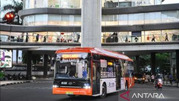트랜스자보데타벡 블록 M-에어포트는 석양 전에 운영되며, 프라모노는 승객이 가방을 가져갈 수 있도록 허용합니다.