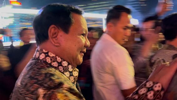 Prabowo au rond-point HI, accompagné de titiek Suharto et d’autres fonctionnaires pour célébrer le Nouvel An 2025