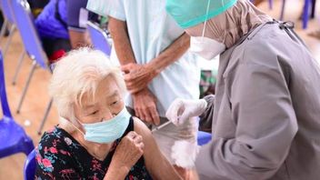 وافقت إدارة الأغذية والعقاقير الأمريكية على موديرنا كلقاح معزز لكوفيد-19 لكبار السن