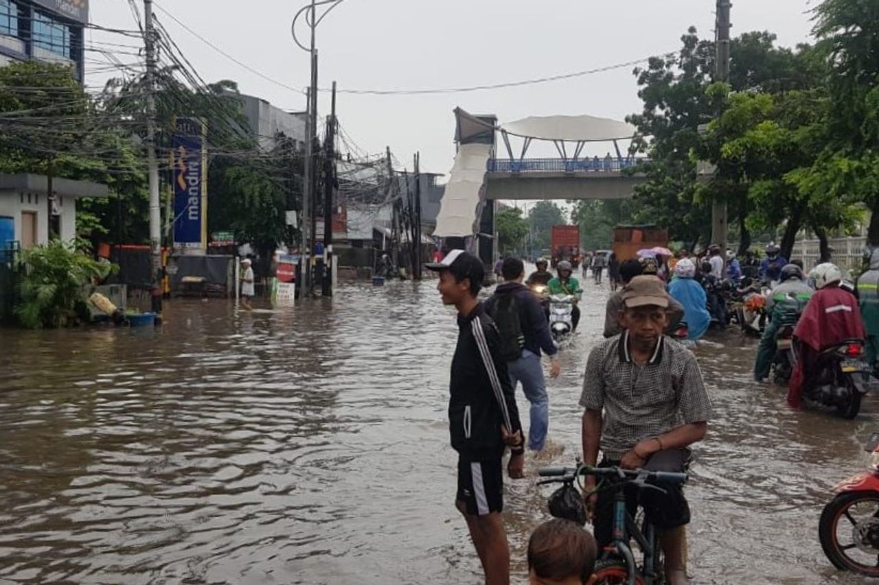 受连夜降雨影响,42个雅加达街景区被淹
