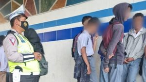 Pelajar Bercelurit Ditangkap Polantas Gegara Naik Motor Tanpa Helem di Daan Mogot