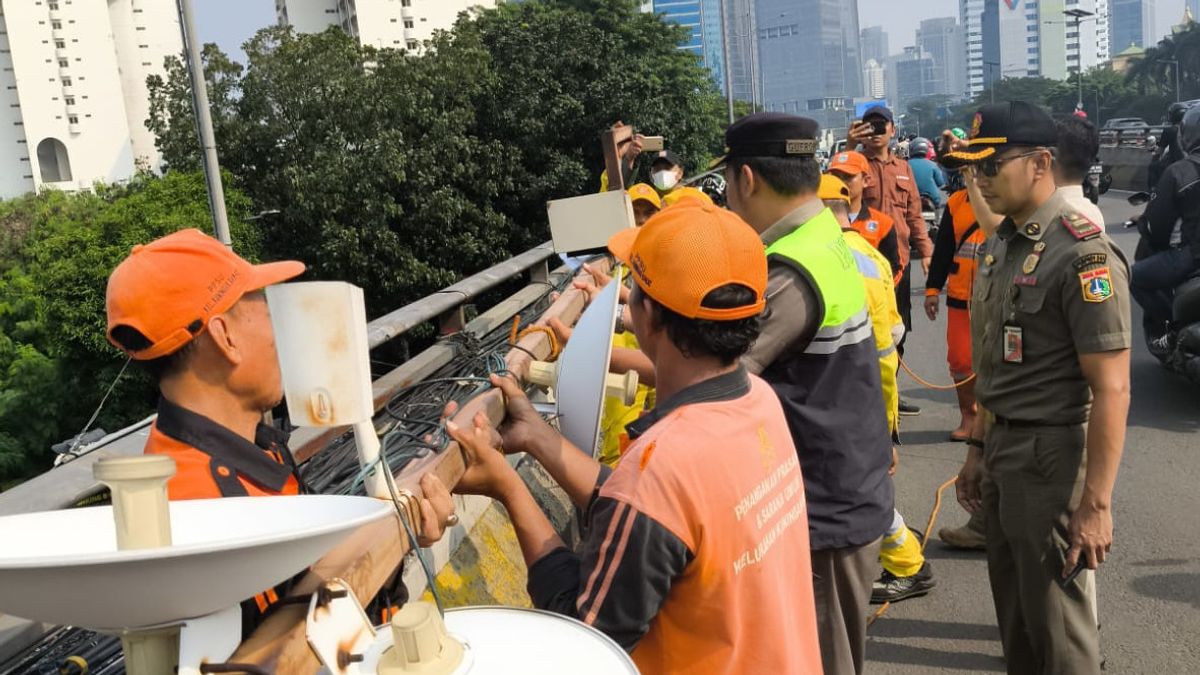 联合官员在Gatot Subroto立交桥上固定了闭路电视摄像机和神秘天线