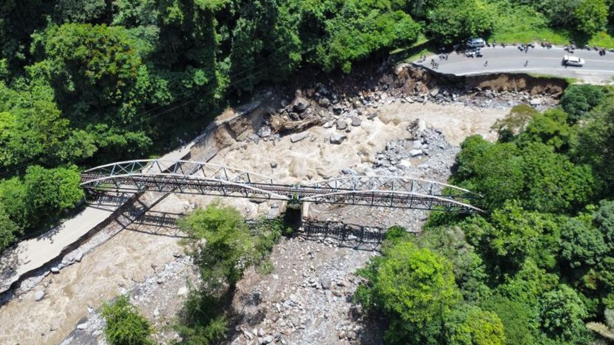 西苏门答腊万丹洪水价值Unand研究人员被怀疑是Batang Anai河上游的Tumbang树的结果