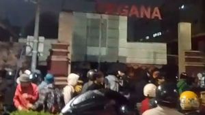 Markas Gegana di Jalan Kramat Raya Diserang Massa, Dilempari Batu dan Petasan