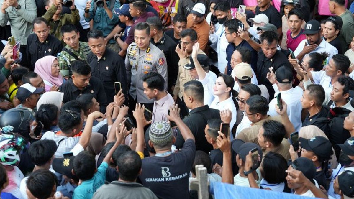 Residents Welcome Vice President Gibran While Reviewing Gamalama Market In Ternate