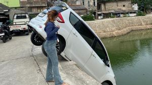 Elderly Bring Suzuki Ertiga, Almost Fell Into Artificial Lakes While Parking In Cibubur