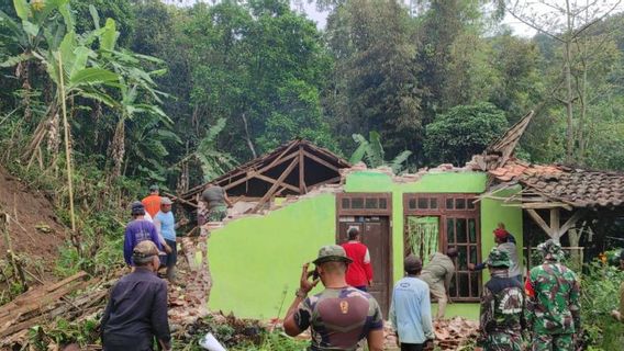 ケディリで土砂崩れに見舞われた一軒の家、住民と合同チームが避難を支援