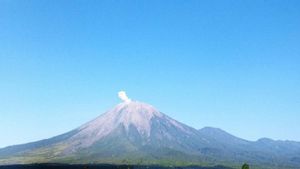 スメル山数回噴火し、最大600メートルの噴火