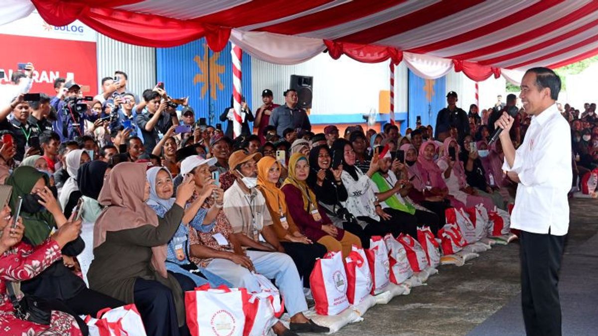 Le président Jokowi a pris la fête de Bansos Ris jusqu’à la fin de l’année