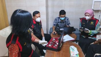 التحقيق في الفساد عبر الإنترنت واسع النطاق وتأجير DRC ، مكتب المدعي العام DIY Geledah Rumah Kadis السابق Kominfo Sleman