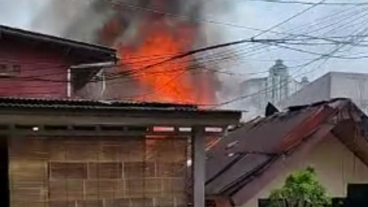 ケマヨランの3軒の家が焼失、狭い道路アクセスのために消防士が苦労