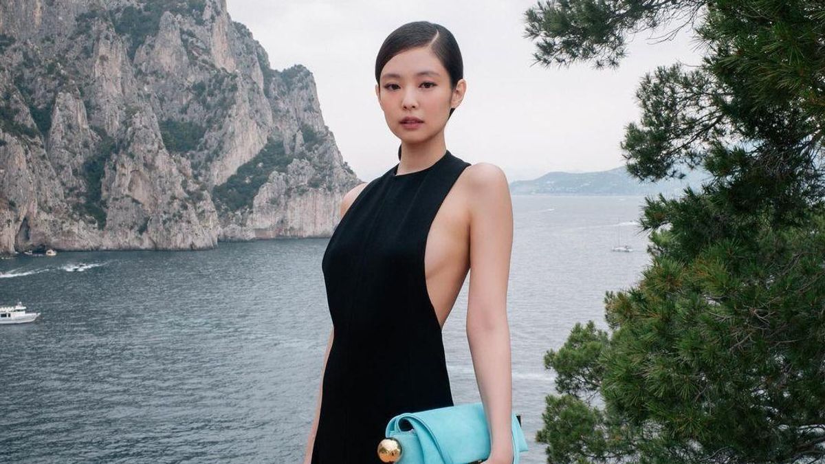 Portrait Of BLACKPINK's Jennie Debuts Runaway Model, The Charm Of Her Backless Dress Makes Guests Hot