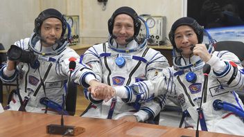 يوساكو مايزاوا يهبط بأمان على الأرض، بمناسبة جولة الحرب إلى الفضاء الأمريكي والروسي