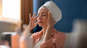 高価なスキンケアなしで新鮮な顔を見ますか?これは多くの人が逃す6つの顔マッサージテクニックです