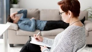 Jangan Abaikan! 9 Tanda Seseorang Perlu ke Psikiater 