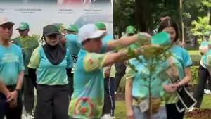 Menanam Pohon Damar Jadi Aksi Hijau di Tengah Kota Jakarta