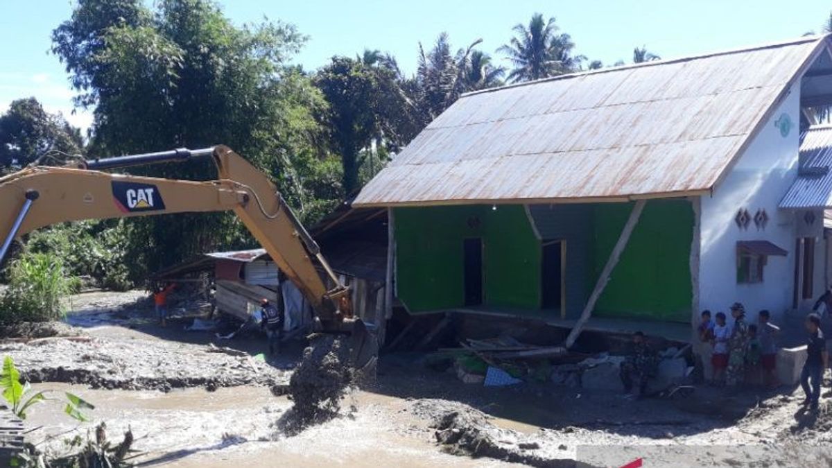 الفيضانات المصحوبة بمواد طينية تضرب منازل الناس في قرية Sintuwu Sulteng ، طلبت الحكومة من حكومة المقاطعة إصلاح النهر