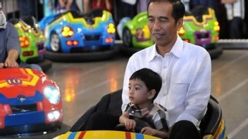 Jokowi Bareng 2 Cucunya VOTOS à Solo Mall avant le Nouvel An 2024