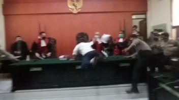 La Police A Arrêté Un Militant Anti-masque Pour Avoir Attaqué Un Juge Du Tribunal De District De Banyuwangi