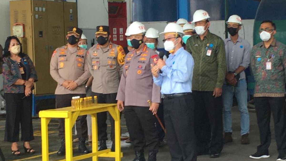 National Police Chief Listyo Sigit Checks Bulk Cooking Oil Stock In Bali
