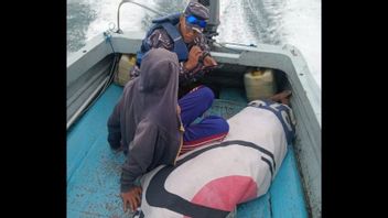  البحرية تجلي 2 صيادين جرفتهم المياه لمدة 7 أيام في مياه جزيرة بونيو كالتارا ، توفي 1
