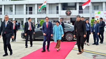 佐科威总统和伊里亚娜夫人在参加印度G20峰会后返回该国