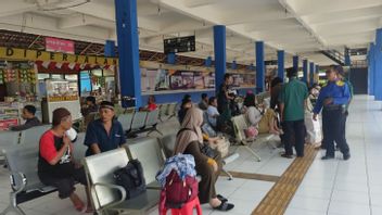 Ahead Of The 2024 Christmas And New Year Holidays, AKAP Bus Passengers Start Crowding The Kampung Rambutan Terminal